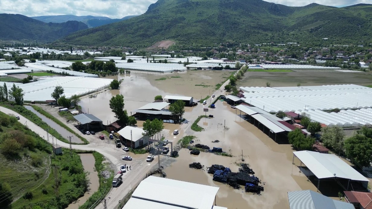Amasya’da Yeşilırmak Nehri taştı, tarım arazileri sular altında kaldı