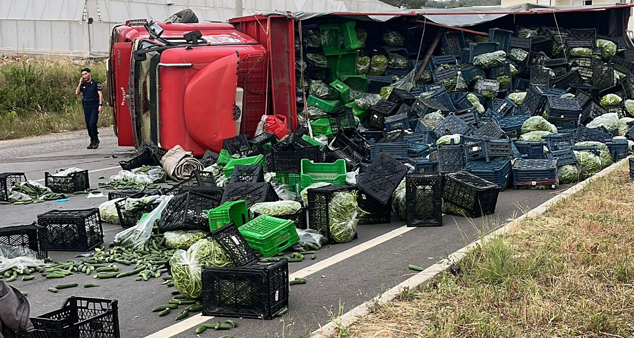 Antalya’da sebze yüklü kamyon ile motosiklet çarpıştı: 3 yaralı