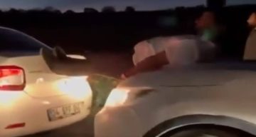 Araç çekmenin böylesi: Halat bulamayınca iki aracın arasına insan koydular