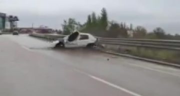 Araçları yavaşlatmak isterken feci kazayı saniye saniye görüntüledi