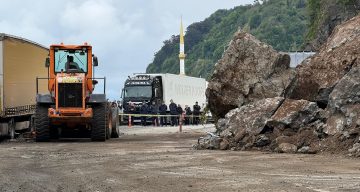 Artvin’de Sarp Sınır Kapısı yolunda heyelan