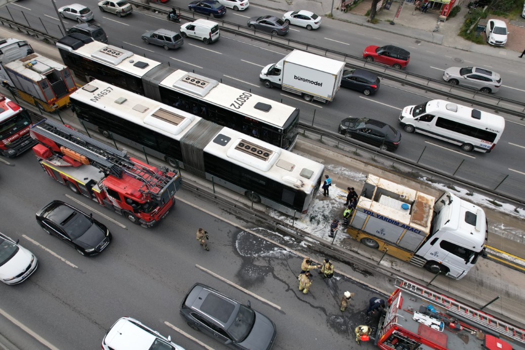 Avcılar’da metrobüste yangın: Dumanlar yükseldi, yolcular tahliye edildi