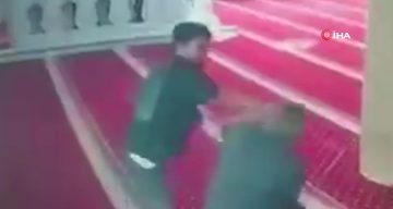 Bahçelievler’de camiyi temizleyen görevliye yumruklu saldırı kamerada