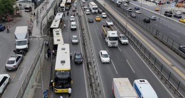 Bahçelievler’de İETT otobüsü arızalandı, trafik nedeniyle vatandaş yol ortasında otobüs bekledi