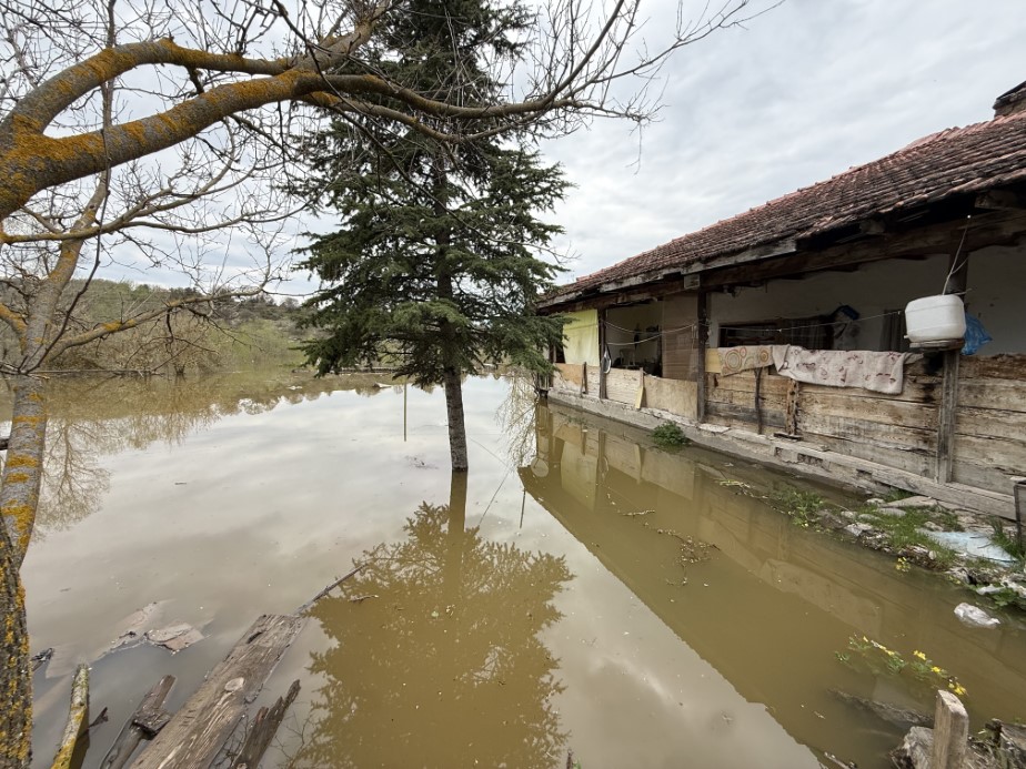 Barajın taşan suyu mahalle girişini kapattı, vatandaşın evine doldu