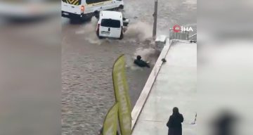 Başkent’te sel sularına kapılan kişiyi kurtarmaya çalışan vatandaşlar da sürüklendi
