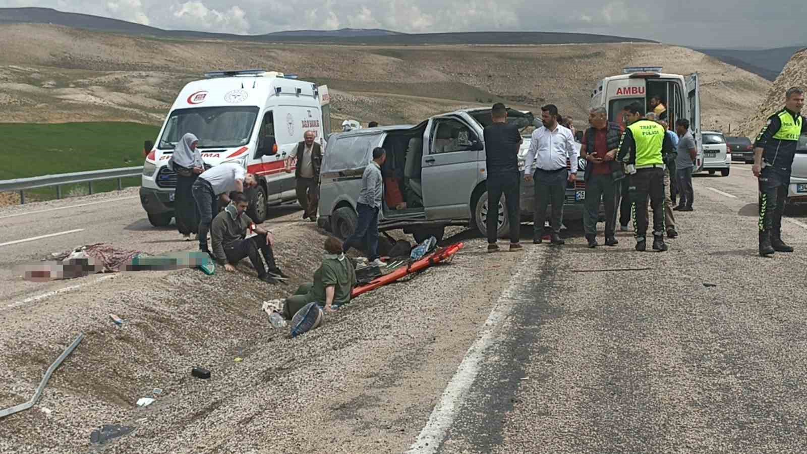 Bayram tatili yolunda feci kaza: 1 ölü 8 yaralı