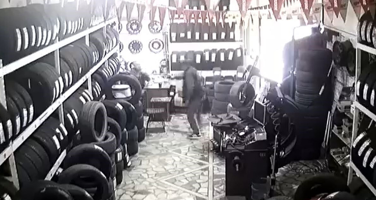 Bayrampaşa’da iş yerine düzenlenen silahlı saldırı kamerada
