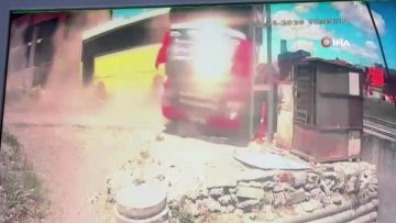 Beylikdüzü’nde freni boşalan İETT otobüsü park halindeki araçlara çarptı