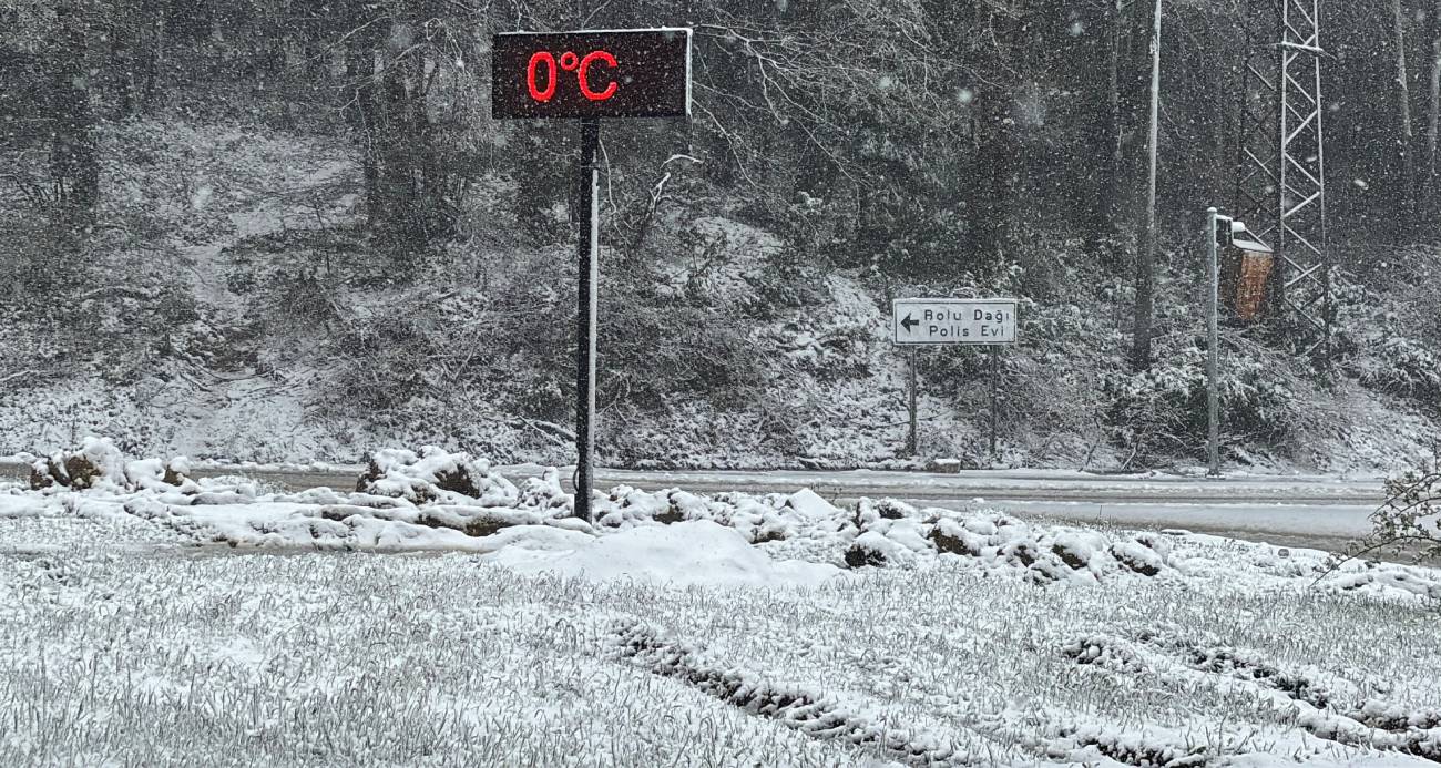 Bolu Dağı’nda mayıs ayında kar yağışı: Yollar beyaza büründü