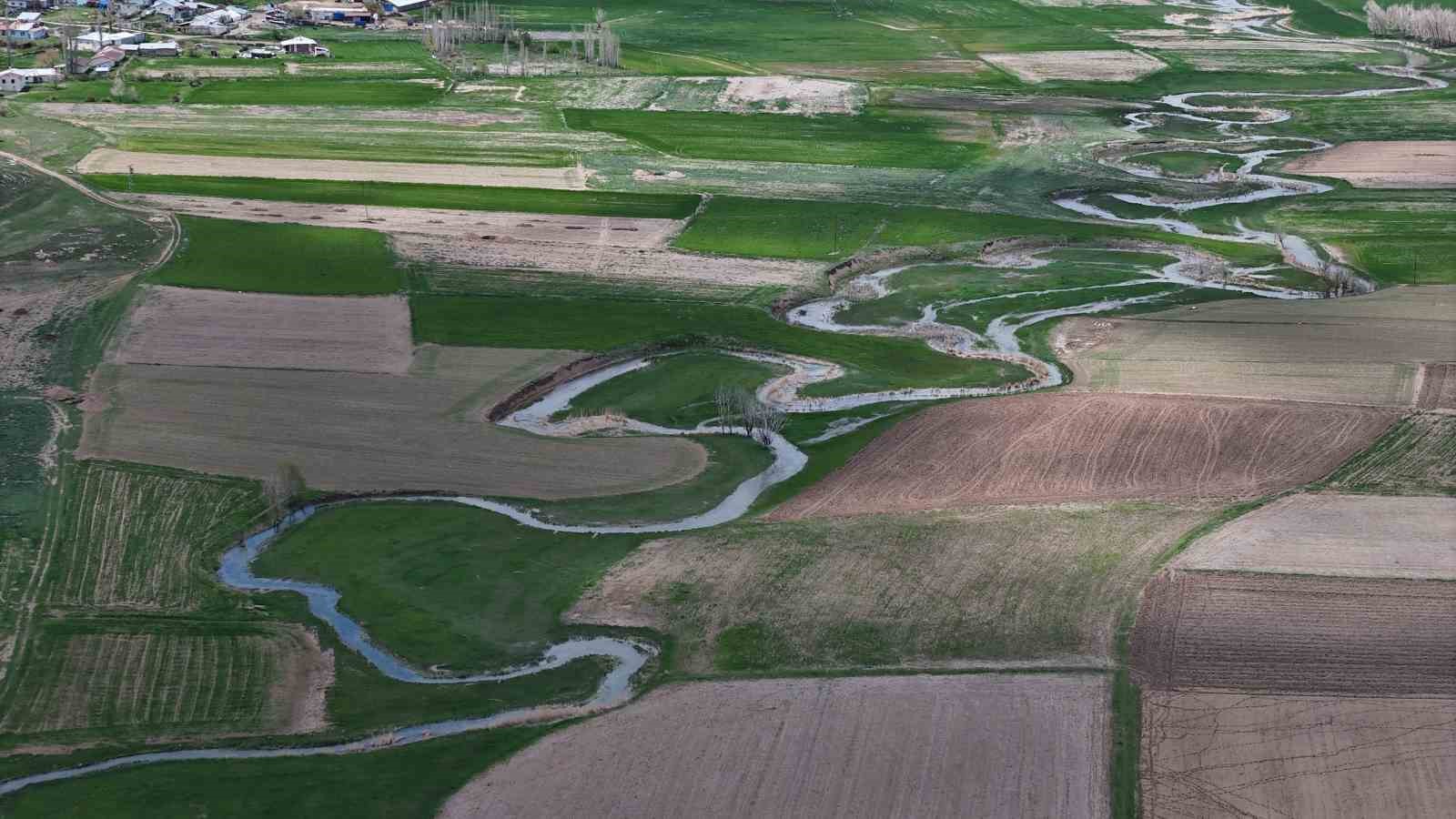 Bozkırda nadir görülen menderes ıslah öncesi dron ile görüntülendi
