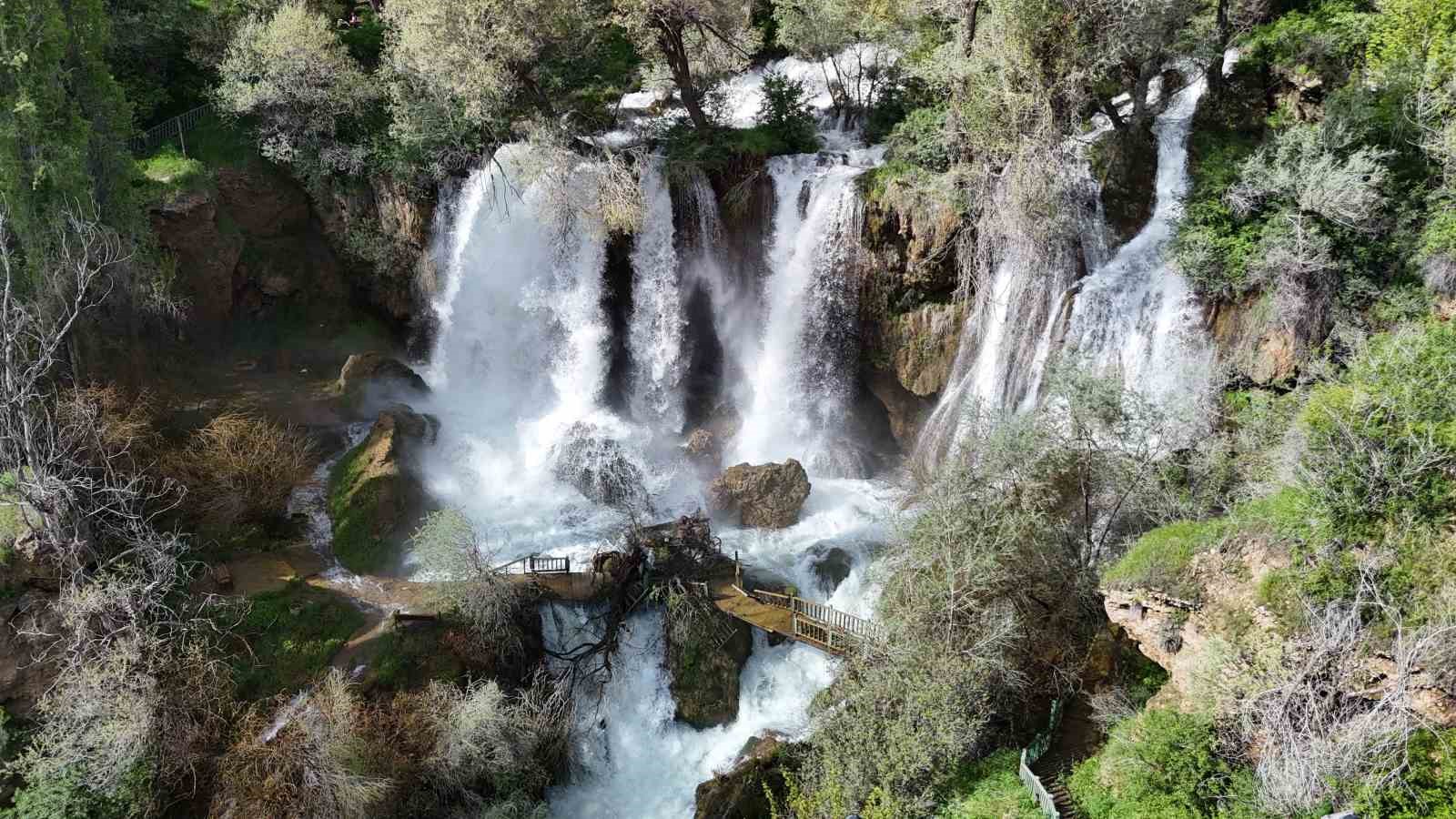 Bozkırın ortasındaki saklı cennet coştu, köprüsü yıkıldı