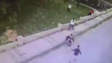Büyükçekmece’de 16 yaşındaki çocuk bıçaklı kavgada hayatını kaybetti: Kavga anı güvenlik kamerasında