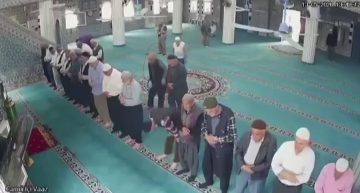 Camide kalp krizi geçirdi, imam hayatını kurtardı: O anlar kamerada