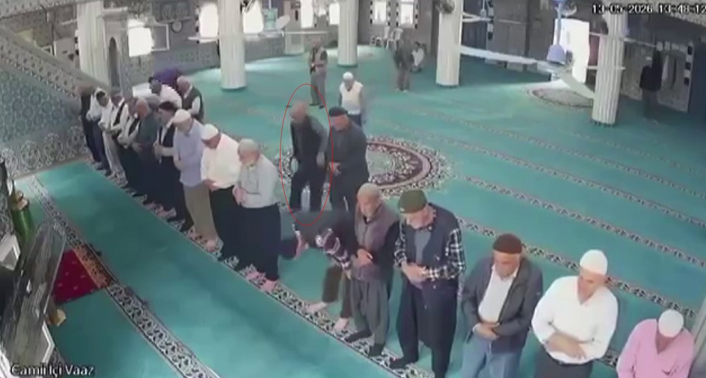 Camide kalp krizi geçirdi, imam hayatını kurtardı: O anlar kamerada