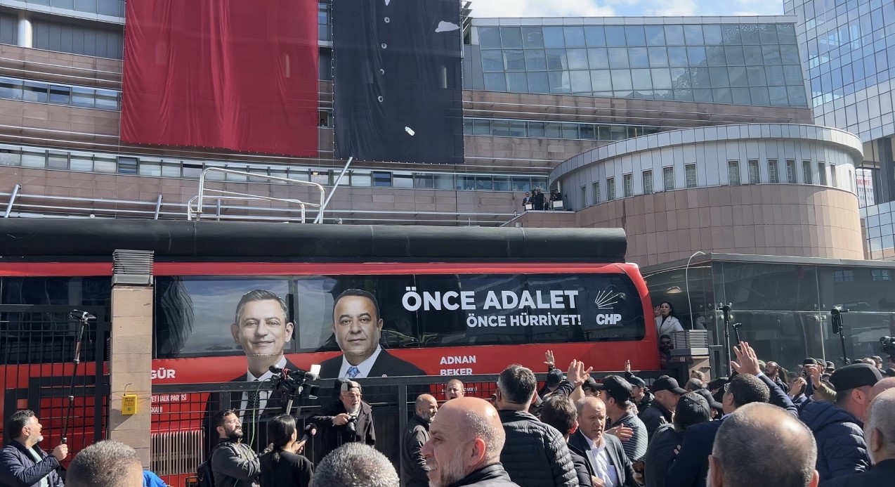 CHP, Genel Merkezi önünde çıkan tartışmada su şişeleri havada uçuştu