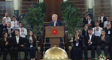 Cumhurbaşkanı Erdoğan, gençler ve milli sporcularla bir araya geldi