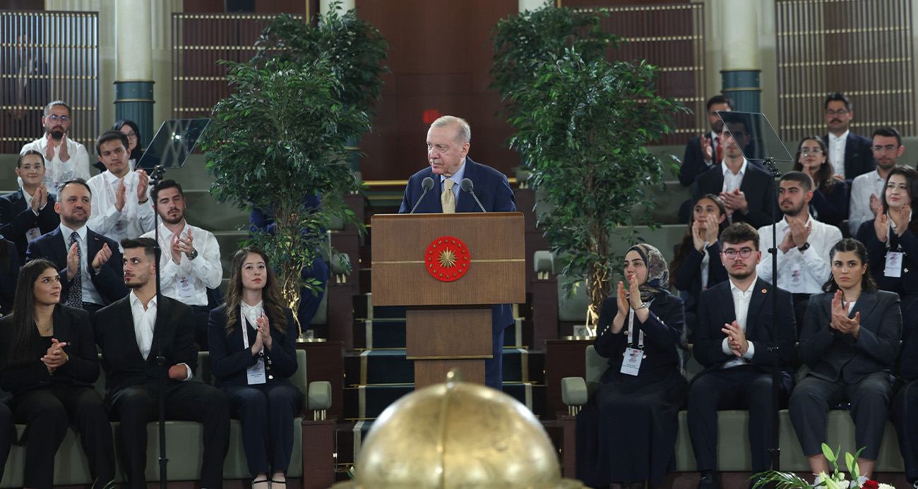 Cumhurbaşkanı Erdoğan, gençler ve milli sporcularla bir araya geldi