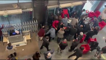 Cumhuriyet Halk Partisi binasında bulunan CHP’lilere müdahale başladı