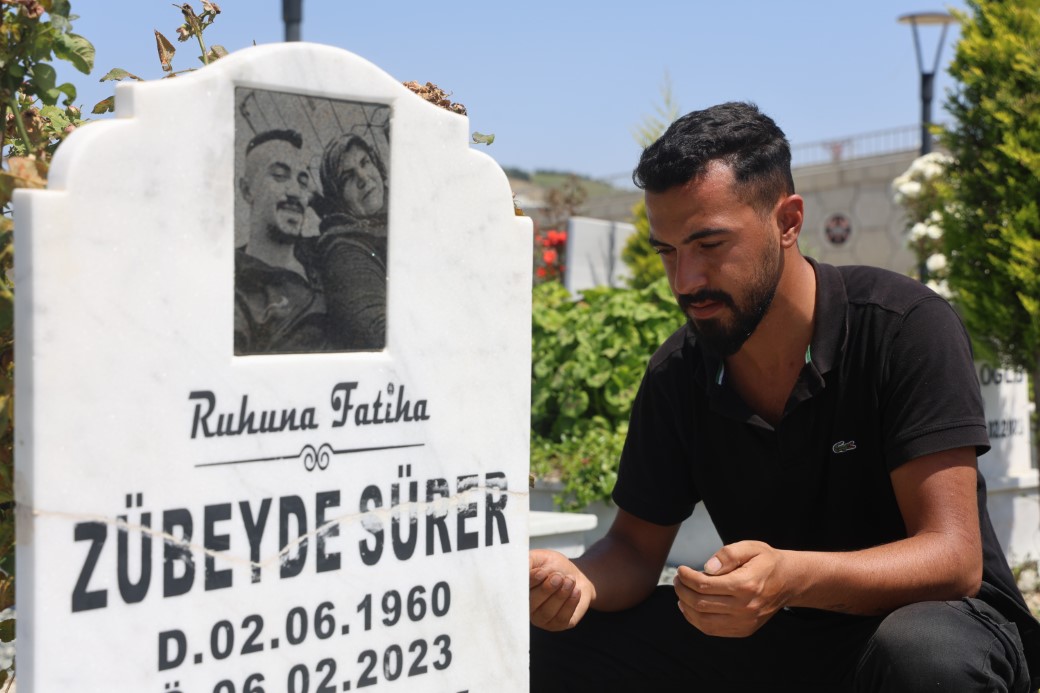 Deprem mezarlığında buruk anneler günü