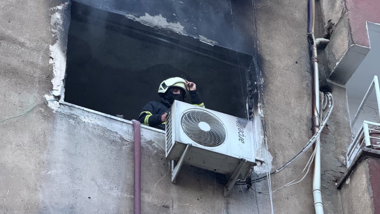 Diyarbakır’da ev yangını: İtfaiye eri yaralandı, 2 kişi dumandan etkilendi
