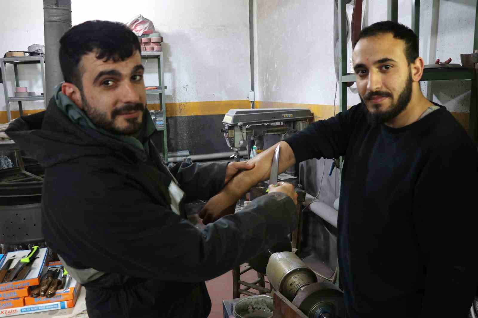 Dünyaca ünlü Sivas bıçağının keskinliğini kol kıllarında test etti