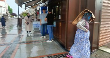 Edirne’de sağanak yağış: Vatandaşlar karton ve poşetle yağmurdan korunmaya çalıştı
