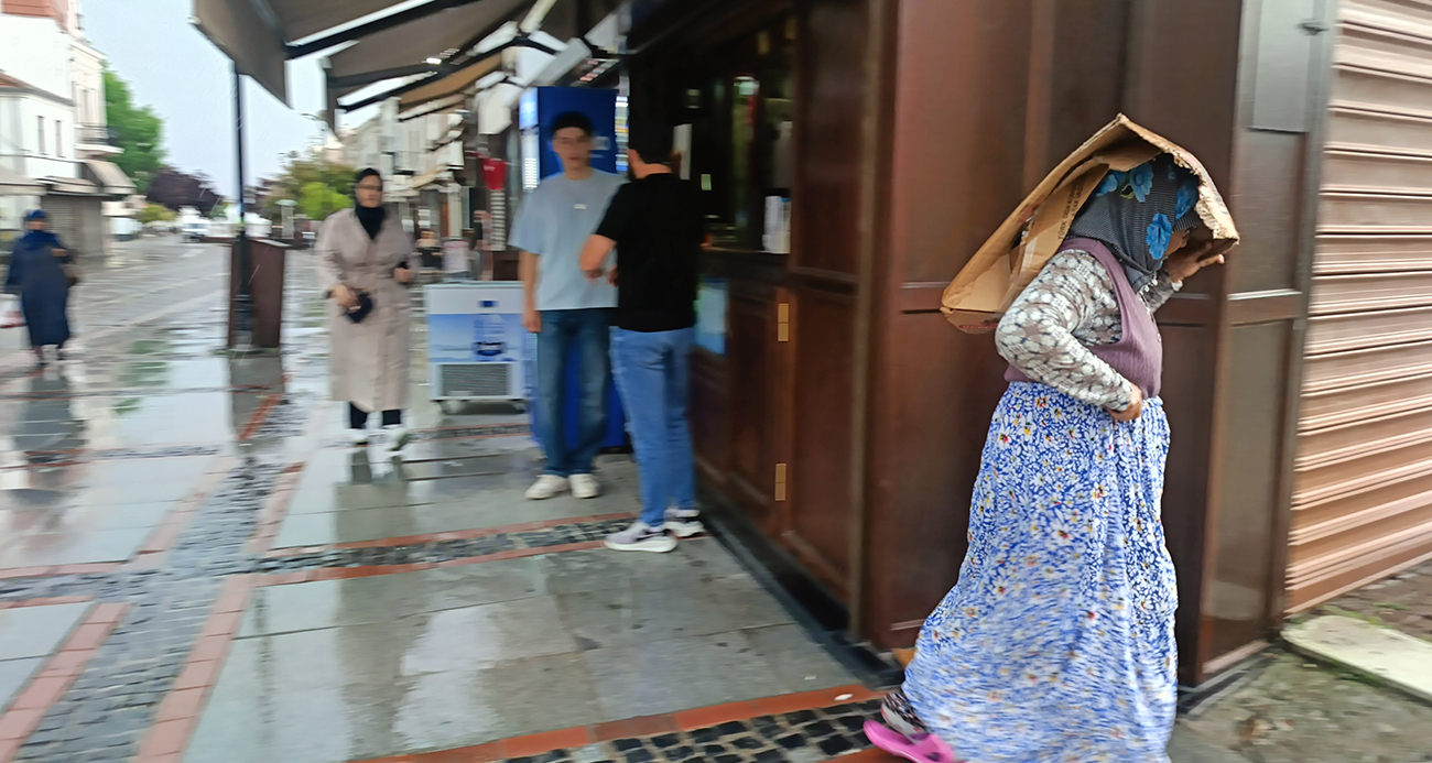 Edirne’de sağanak yağış: Vatandaşlar karton ve poşetle yağmurdan korunmaya çalıştı