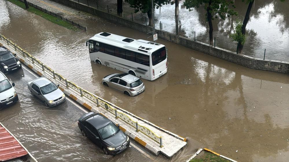 Edirne’de yollar göle döndü: Araçlar mahsur kaldı