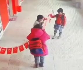 Erzurum’dan yürekleri ısıtan görüntüler: Minikler yere düşen bayrağı asmak için seferber oldular