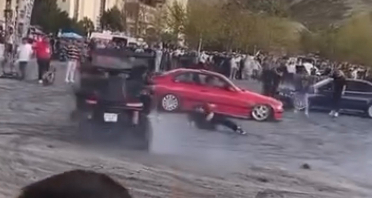 Fuarda otomobil ile drift atan sürücü görevliye çarptı: O anlar kamerada