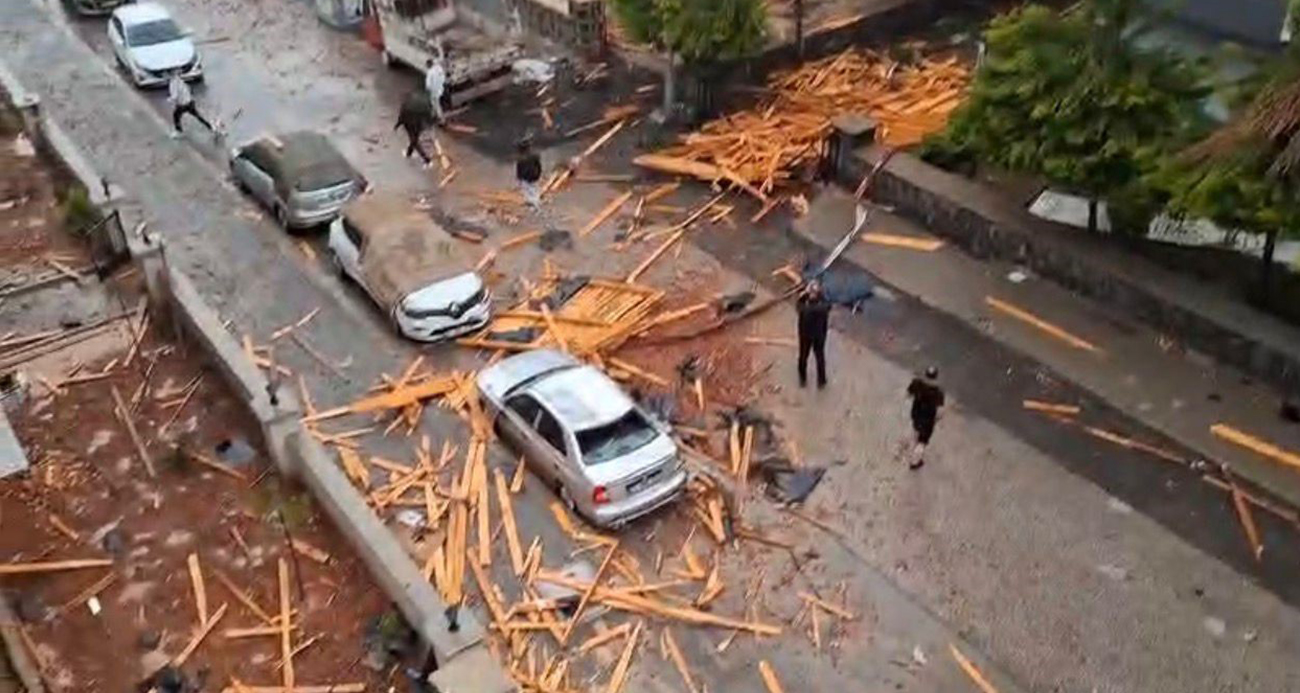 Gaziantep’te şiddetli yağış bir evin çatısını yıktı, vatandaş yaşadıklarını canlı yayında ağlayarak anlattı