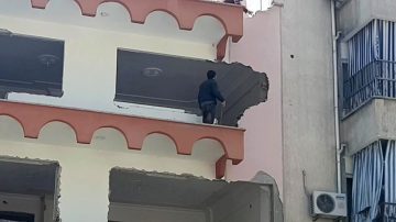 Güvenlik önlemleri alınmadan yapılan bina yıkımı tehlike saçtı