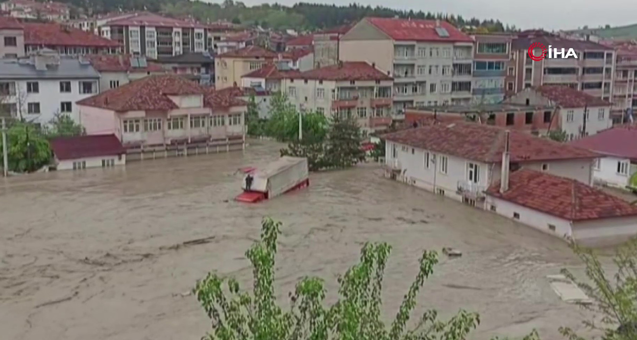 Havza’da kuvvetli sağanak etkili oldu, dere taştı