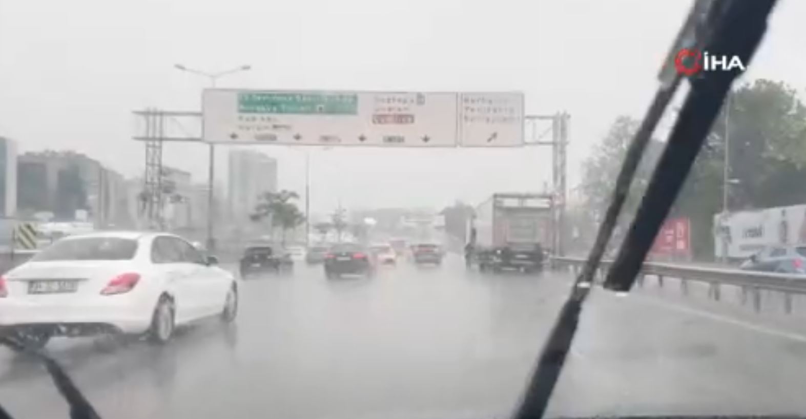 İstanbul’da sağanak etkisini göstermeye başladı: Yollar göle döndü