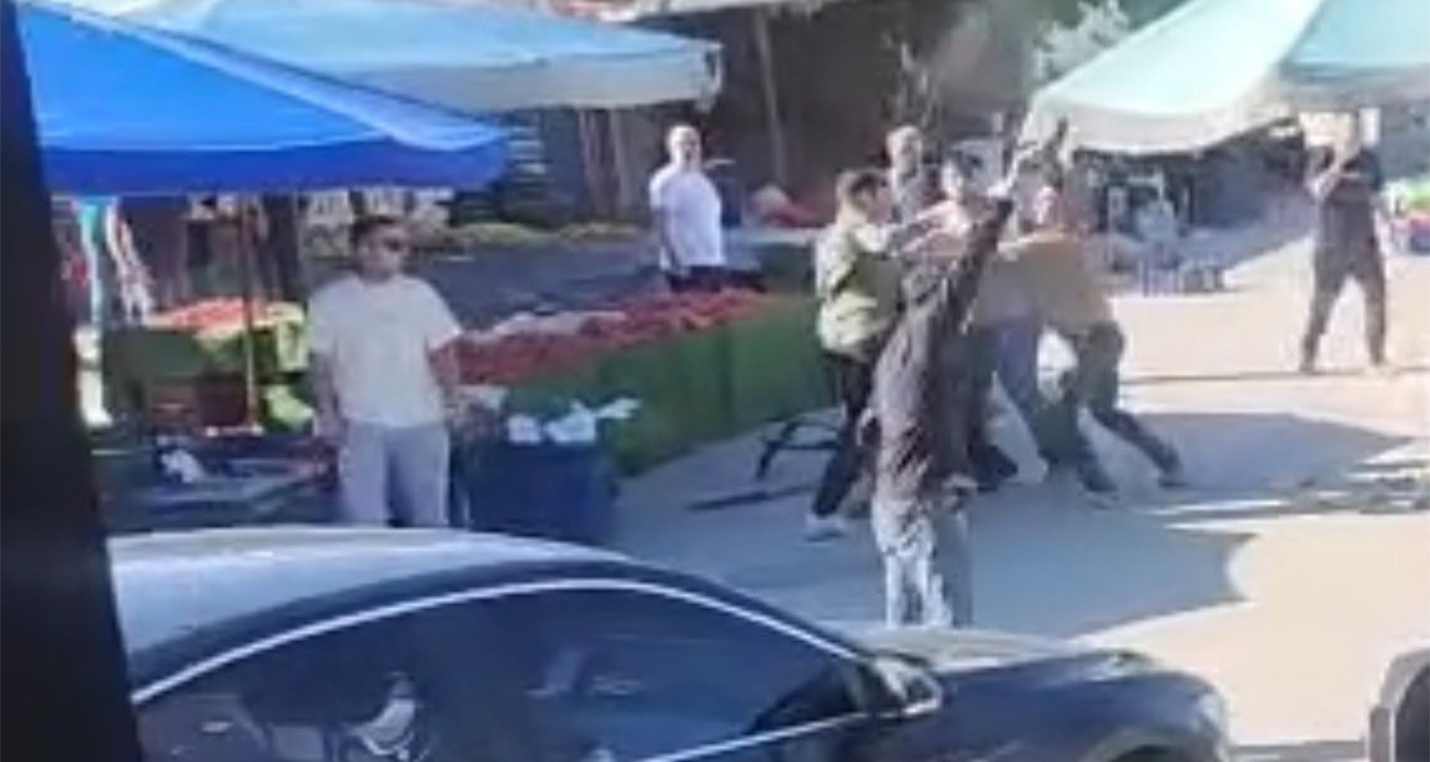 İzmir’de pazarcılar arasında silahlı kavga kamerada