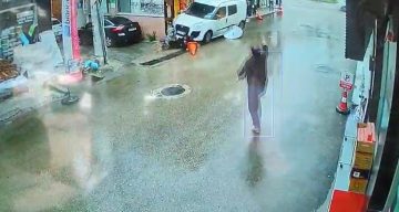 Kamyonet yayaların arasına daldı, o anlar kameraya yansıdı