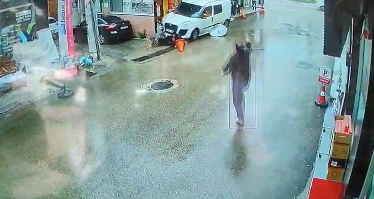 Kamyonet yayaların arasına daldı, o anlar kameraya yansıdı