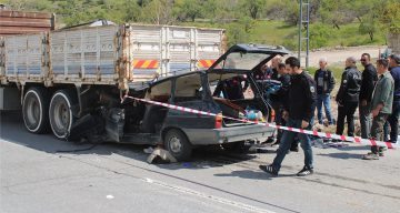 Kamyonun altına giren otomobildeki anne öldü, oğlu ağır yaralandı