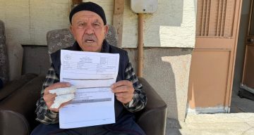 Kapıyı kırıp 86 yaşındaki adamı önce merdivenden attı, sonra darp etti