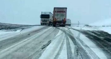 Kar ve tipi bastırdı, araçlar yolda kaldı