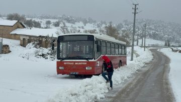 Kar yağışı yolları kapattı