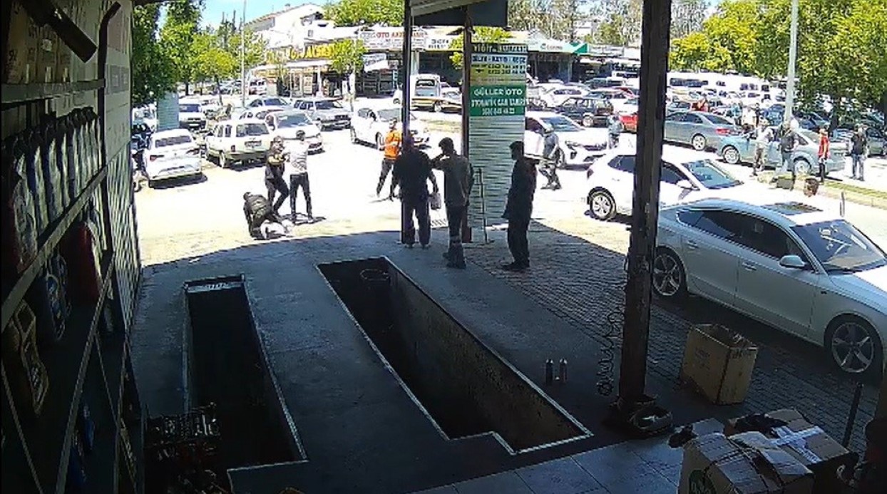 Kazaya neden olan sürücü, kendisini durdurmak isteyenlere biber gazı sıktı