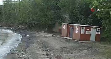 Kediye çarpmamak için manevra yapan aracın plaja uçtuğu kaza kamerada