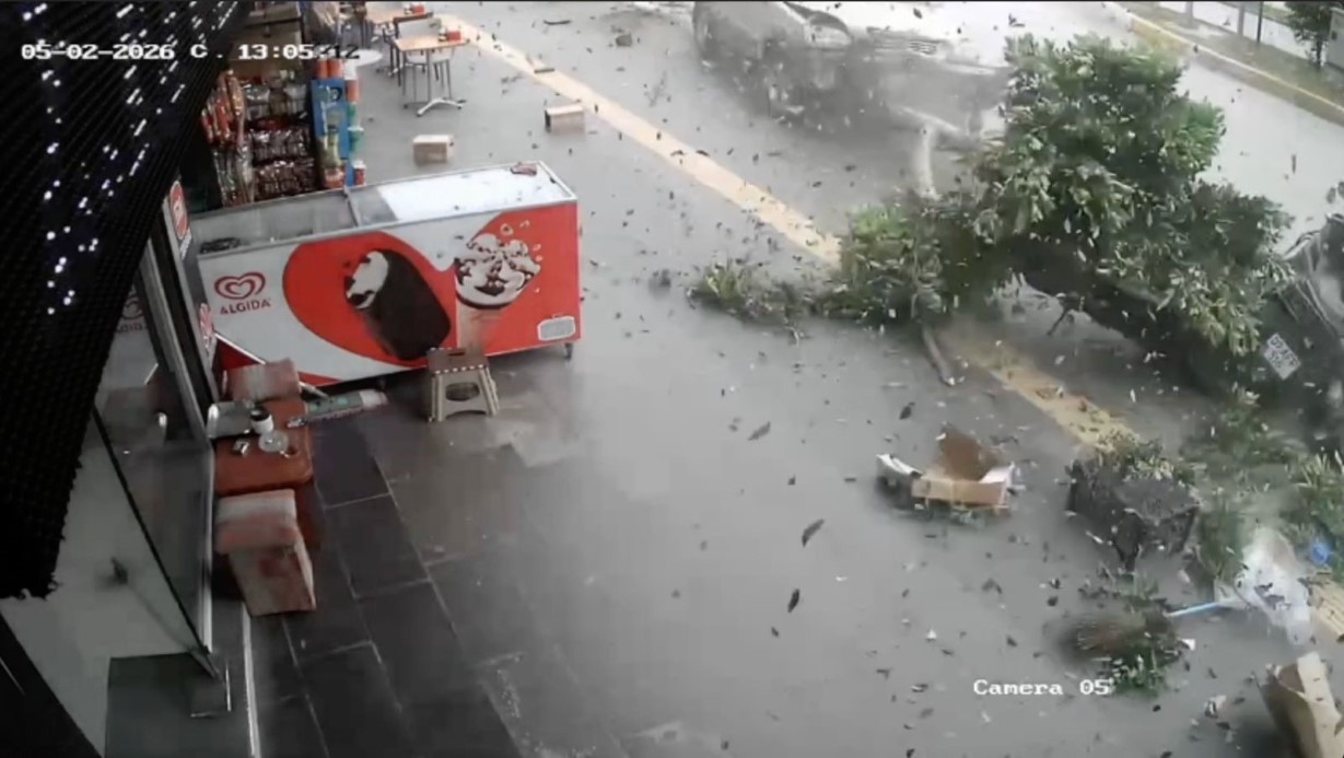 Kırmızı ışık ihlali yapan otomobil ortalığı savaş alanına çevirdi: 1’i ağır, 4 yaralı