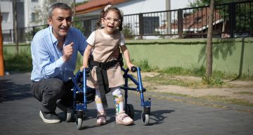 Kızı için su borularından yürüme bariyeri yaptı: “Baba ben de koşacağım”