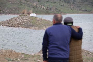 Köylünün suyla imtihanı, mezarlar bir görülüyor bir kayboluyor