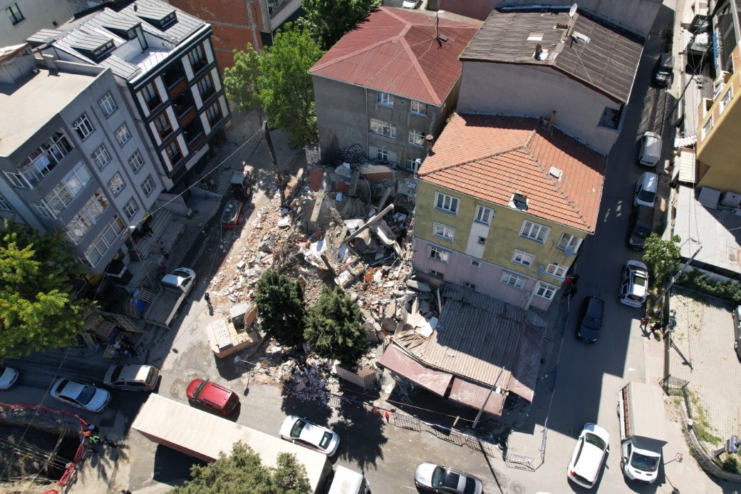 Küçükçekmece’de kentsel dönüşüm çalışması yapılan 5 katlı bina çöktü