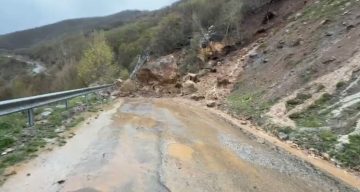 Kuvvetli yağış hayatı felç etti, birçok köyün yolu kapandı
