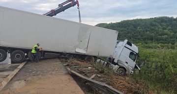 Kuzey Marmara’da otomobilin çarptığı tır bariyerleri aşıp yoldan çıktı